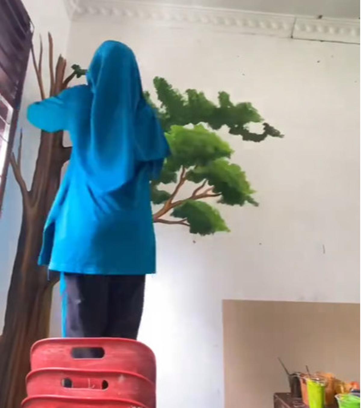 Keren Banget, Aksi Guru Kesenian yang Berhasil Hias Ruang Kelas Ini Banjir Pujian Warganet