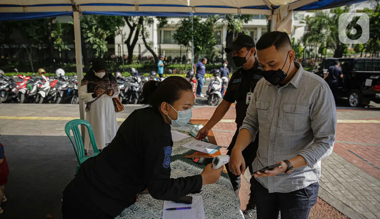Petugas memeriksa barcode pedulilindungi di Lapangan Banteng, Jakarta, Sabtu (23/10/2021). Pembukaan 59 RTH ini menyusul penurunan status Pemberlakuan Pembatasan Kegiatan Masyarakat atau PPKM Jakarta yang kini berada di level dua. (Liputan6.com/Faizal Fanani)
