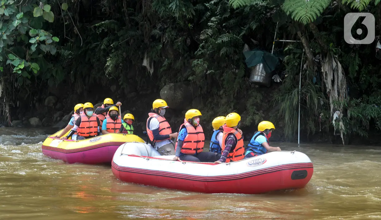 Anak-anak menggunakan masker saat rafting di kawasan Bendungan Katulampa, Bogor, Jawa Barat, Kamis (29/10/2020). Kegiatan yang diadakan oleh Hiking Bocah pada setiap akhir pekan atau libur panjang ini dalam rangka mengenalkan anak kepada alam. (merdeka.com/Arie Basuki)