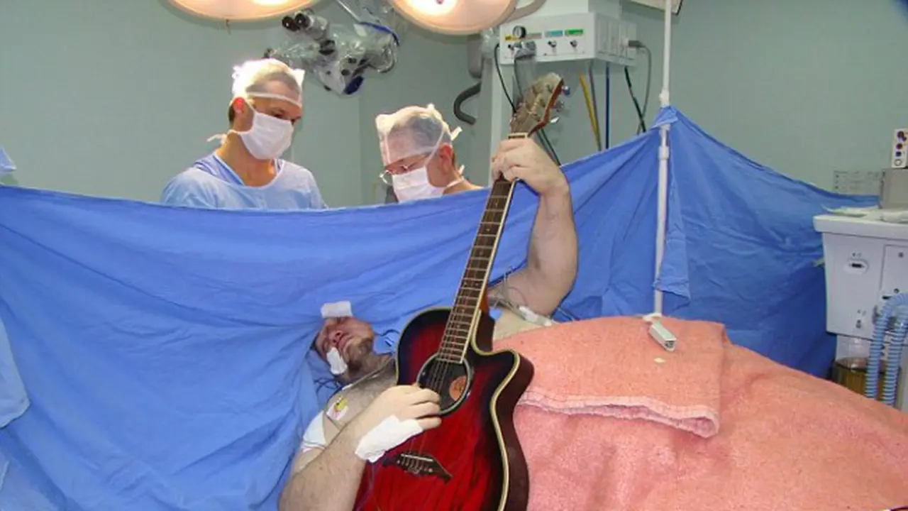 Pasien Ini Bisa Main Gitar Selama Jalani Operasi