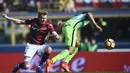 Pemain Bologna, Ladislav Krejci (kiri) berebut bola dengan pemain Inter Milan, Jeison Murillo pada lanjutan Serie A di Stadio Renato Dell'Ara, Italy, (19/2/2017). Inter menang 1-0. (AFP/Filippo Monteforte)