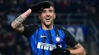 Gelandang Inter Milan, Matias Vecino berselebrasi setelah mencetak gol ke gawang AS Roma dalam lanjutan Serie A Liga Italia di Giuseppe Meazza, Senin (21/1). Berkat gol Matias Vecino, Inter dan Roma harus puas berbagi skor 1-1. (MIGUEL MEDINA / AFP)