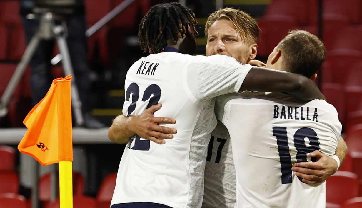 Pemain Italia merayakan gol yang dicetak Nicolo Barella ke gawang Belanda pada laga UEFA Nations League di Amsterdam Arena, Selasa (8/9/2020) dini hari WIB. Italia menang tipis 1-0 atas Belanda. (AFP/Maurice Van Steen/ANP)