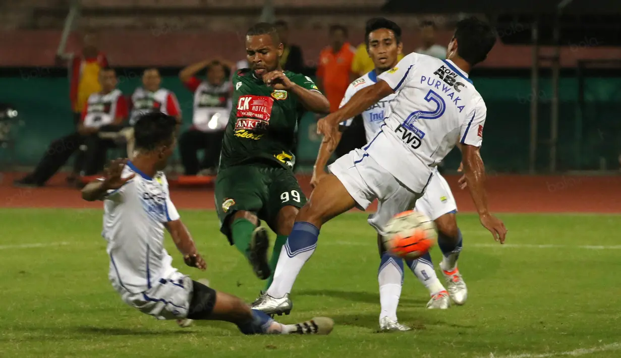 Pemain Bhayangkara Surabaya United, Thiago saat melakukan tembakan melewati hadangan pemain Persib pada lanjutan Torabika Soccer Championship 2016 di Stadion Delta Sidoarjo, Sabtu (11/6/2016). (Bola.com/Nicklas Hanoatubun)