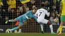 Pemain Manchester City Raheem Sterling melihat tendangan penaltinya diselamatkan oleh kiper Norwich City Angus Gunn pada pertandingan sepak bola Liga Inggris di Stadion Carrow Road, Norwich, Inggris, 12 Februari 2022. Manchester City menang 4-0. (Adrian DENNIS/AFP)