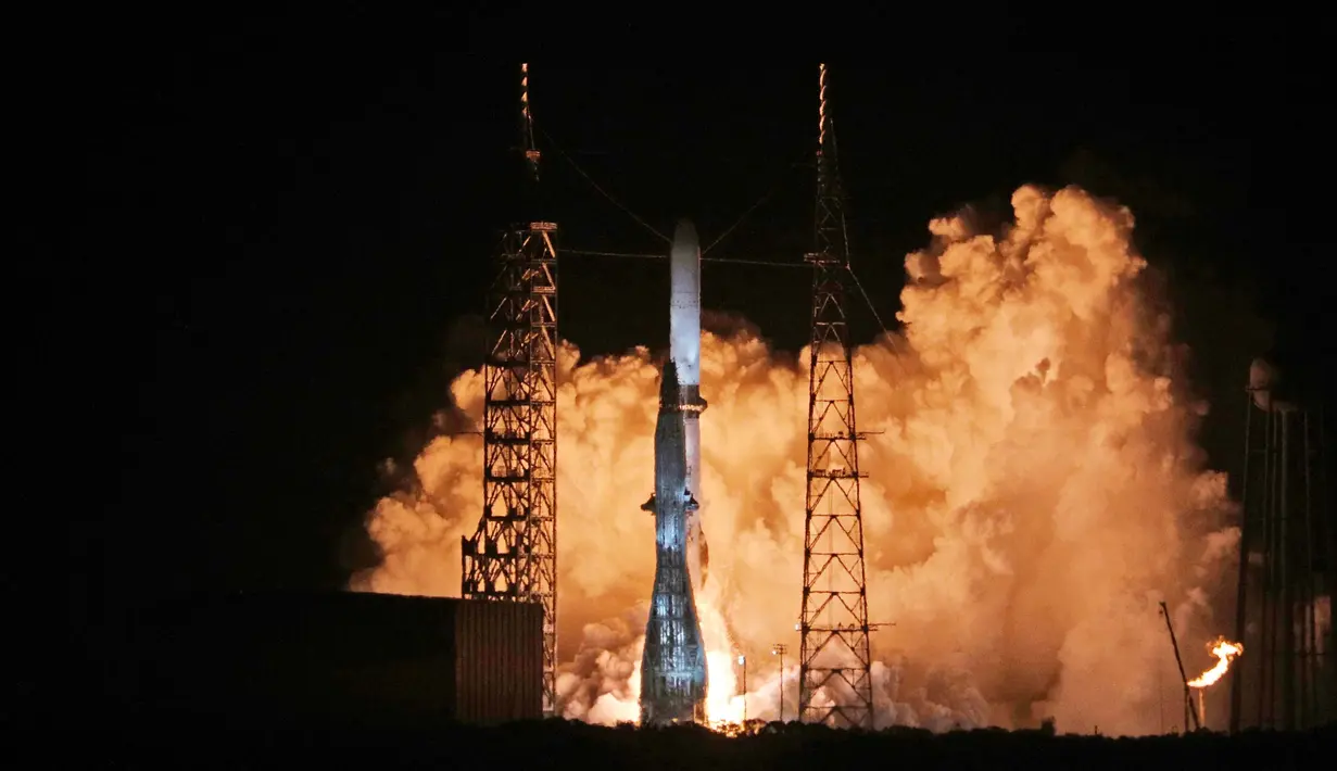 Roket Blue Origin New Glenn berhasil lepas landas dari Space Launch Complex 36 dari Kennedy Space Center dalam penerbangan perdananya, di Cape Canaveral, Florida, Amerika Serikat pada Kamis 16 Januari 2025 dini hari waktu setempat. (Gregg Newton/AFP)