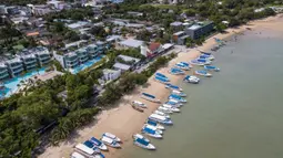 Foto dari udara menunjukkan sejumlah yacht di Phuket, Thailand, 14 September 2020. Pulau ini menjadi salah satu destinasi wisata pantai terbaik di dunia. (Xinhua/Zhang Keren)