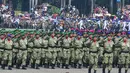 Prajurit Tentara Nasional Indonesia (TNI) saat melakukan defile pasukan pada peringatan HUT ke-80 TNI di Lapangan Monumen Nasional (Monas), Jakarta, Minggu (5/10/2025). (merdeka.com/Arie Basuki)