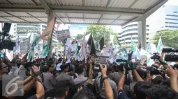 Petugas kepolisian berjaga di depan Gedung KPK saat aksi demonstrasi warga Luar Batang menuntut KPK untuk menangkap Gubernur DKI Jakarta Basuki T Purnama (Ahok), Jakarta, Selasa (3/5/2016). (Liputan6.com/Faizal Fanani)
