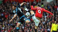 Pemain Manchester United asal Bulgaria, Dimitar Berbatov  (kiri)merupakan salah satu pengguna jersey bernomor punggung sembilan dari tahun 2008 hingga 2012. (AFP/Patrik Stollarz)