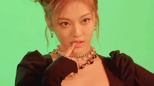 Prediksi Tren Kecantikan 2022, Makeup Mata Kristal Makin Diminati