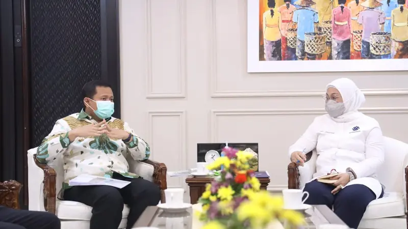 Menteri Ketenagakerjaan, Ida Fauziyah, saat menerima audiensi Bupati Sumedang, Dony Ahmad Munir dan Wali Kota Sawahlunto, Deri Asta secara terpisah di Ruang Kerja Kemnaker, Jakarta, Kamis (25/3/2021).