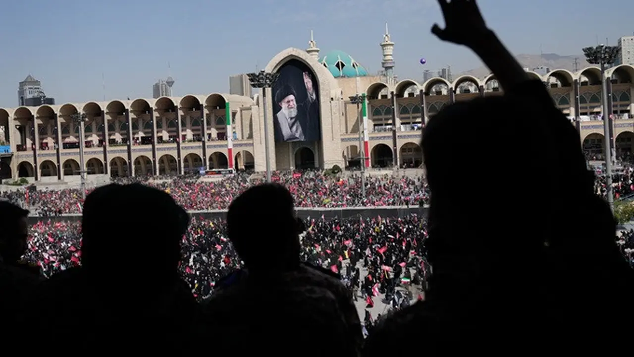 Warga menghadiri hari pertama rangkaian prosesi pemakaman mendiang mantan Pemimpin Tertinggi Iran Ayatullah Ali Khamenei beserta anggota keluarganya di Grand Mosalla, Teheran, Iran, Sabtu (4/7/2026).