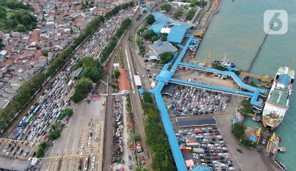 <p>Pantauan udara kendaraan pemudik memadati Pelabuhan Merak, Banten, Jumat (29/4/2022). Pemudik yang mulai melakukan antre kendaraan di Pelabuhan Merak mulai terlihat padat jelang arus mudik Lebaran 2022. Tak tanggung-tanggung, antrean berlangsung hingga berjam-jam. (Liputan6.com/Angga Yuniar)</p>