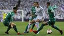 Aksi pemain Real Madrid, Theo Hernandez berusaha keluar dari kepungan para pemain Leganes pada perempat final Copa del Rey di Santiago Bernabeu stadium, Madrid, (24/1/2018). Leganes menang 2-1. (AP/Francisco Seco)