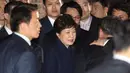 Mantan Presiden Korea Selatan (Korsel) Park Geun-hye setibanya di rumah pribadinya di Seoul, Minggu (12/3). Dua hari setelah dimakzulkan, Park Geun-hye kini meninggalkan Blue House yang merupakan kantor kepresidenan Korsel. (Choi Jae-koo/Yonhap via AP)