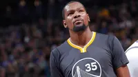 Forward Golden State Warriors, Kevin Durant, terseret perseteruan antara rekan setimnya JaVale McGee dan eks bintang NBA Shaquille O'Neal. (Bola.com/Twitter/NBAcom)