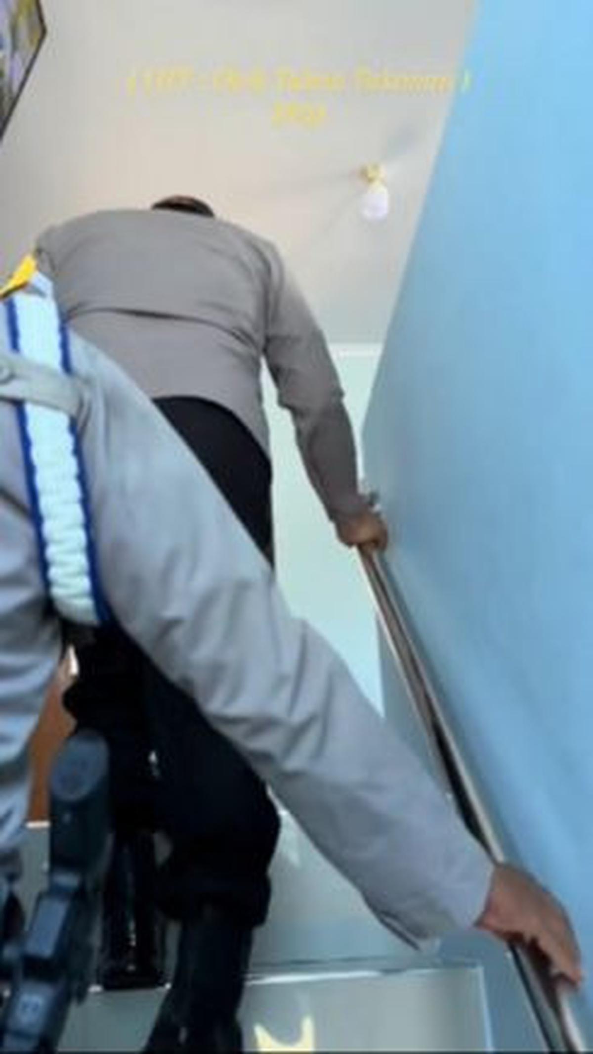 Saat sidak, sang Jenderal pun tampak didampingi oleh Kompol Letjen.