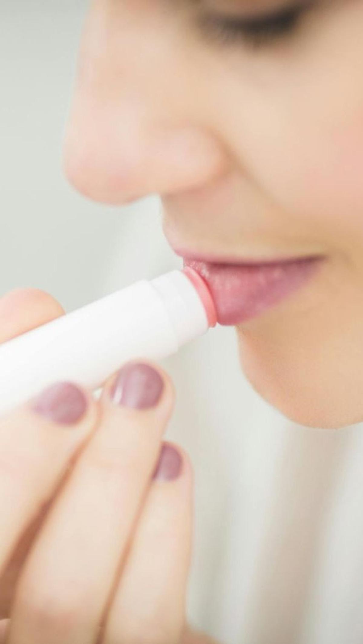 2.&nbsp;Manfaatkan Lip Balm untuk Kelembapan Ekstra