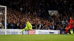 Pemain Liverpool, Dejan Lovren, mencetak gol pertama ke gawang Chelsea pada laga Premier League di Stamford Bridge, London, Sabtu (17/9/2016) dini hari WIB. (Action Images via Reuters/John Sibley)