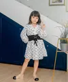 Warisi gaya fashionable sang ibu, Gisella Anastasia, Gempi terlihat manis dalam balutan dress polkadot. Busananya terlihat semakin stylish dengan  obi belt sebagai aksesori. (Instagram/gisela_la).