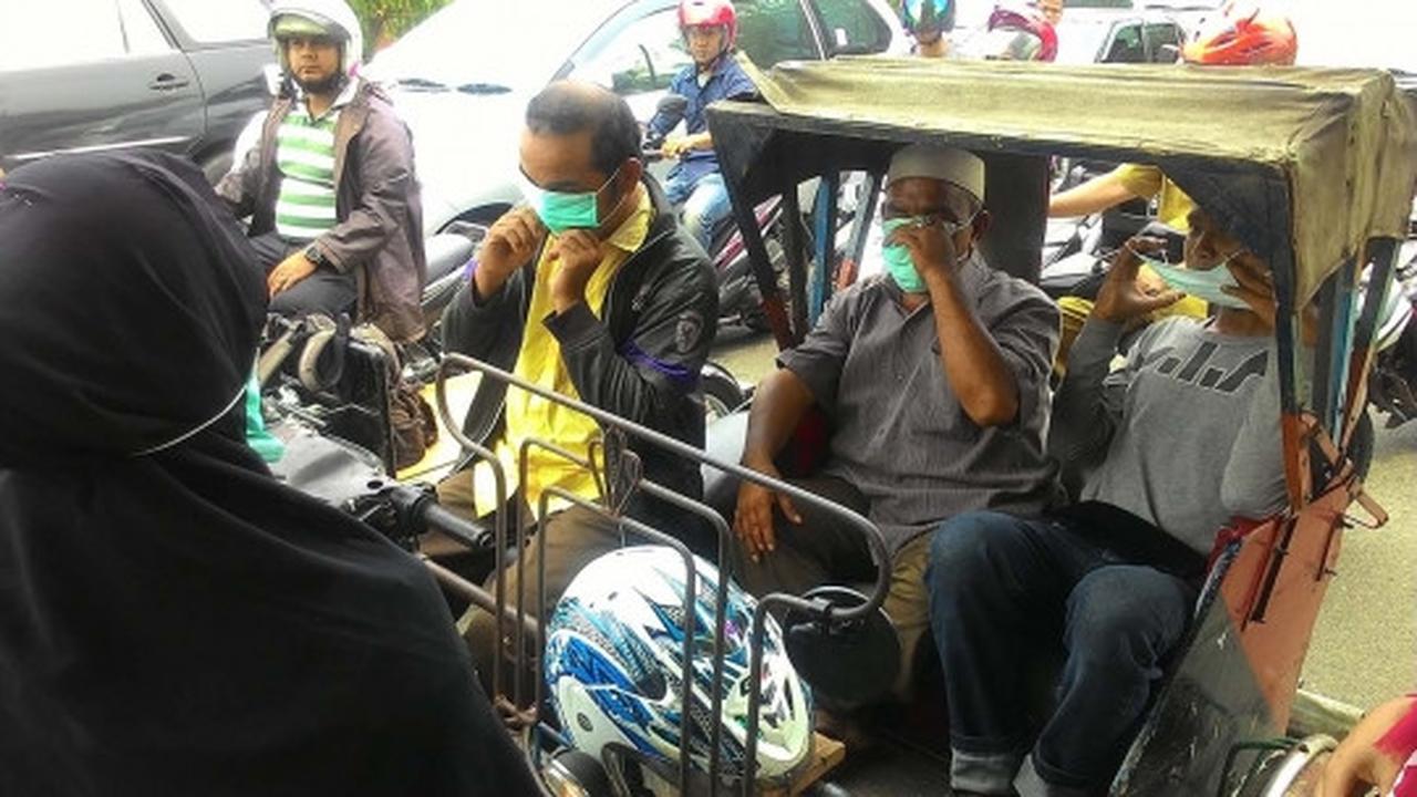 Kabut asap selimuti Aceh, aktivis perempuan bagikan 1.000 masker