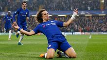 Pemain Chelsea, David Luiz melakukan selebrasi setelah mencetak gol ke gawang  AS Roma dalam laga penyisihan Grup C Liga Champions di Stamford Bridge, Rabu (18/10). Skuat arahan Antonio Conte ditahan imbang AS Roma 3-3. (AP/Kirsty Wigglesworth)