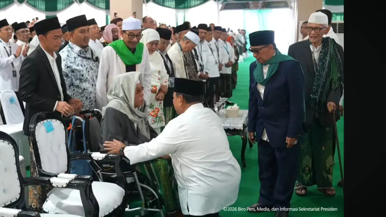 Prabowo Sungkem ke Kiai Sepuh di Muktamar NU