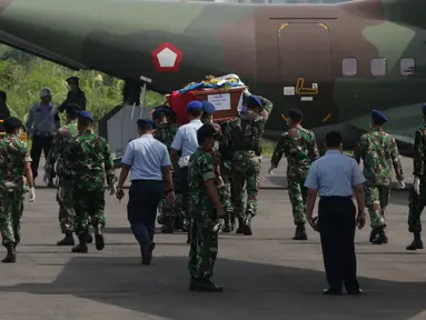 Petugas memindahkan peti jenazah dari pesawat Hercules bernomor ekor 1321 ke pesawat pengganti jenis CN 295, di Lanud Soewondo, Medan, Jumat (3/7). Pemindahan tersebut karena muncul percikan api di bagian kokpit Hercules C-130. (Liputan6.com/Johan Tallo)