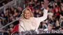 Selebriti Olivia Newton John didalam mobil ikut memeriahkan Parade Natal Hollywood ke-85 di Los Angeles, California, AS (27/11). Parade ini dimeriahkan oleh sejumlah kalangan selebriti dan seniman terkenal.  (Reuters/Phil McCarten)