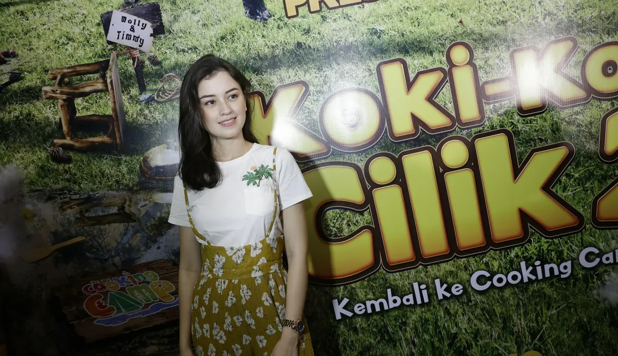 Gaya santai Kimberly Ryder saat hadir di konferensi pers syukuran film Koki Koki Cilik 2 di MNC. Kimberly memakai busana kombinasi putih dan kuning dengan aksesoris jam tangan. (KapanLagi.com/Agus Apriyanto)