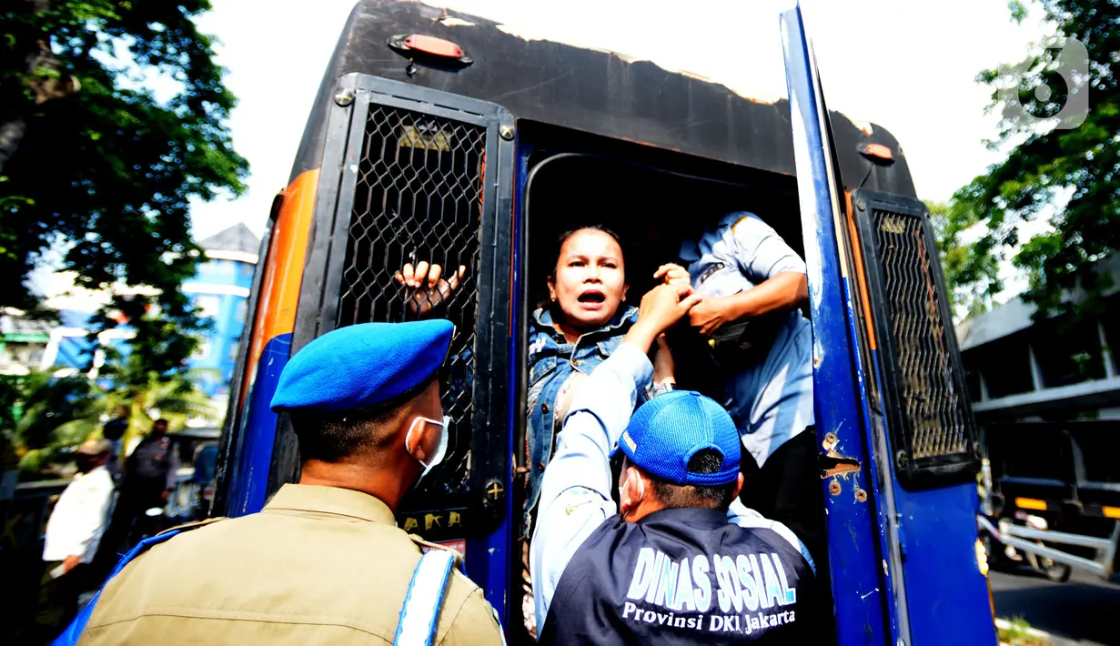 Petugas gabungan Satpol PP melakukan razia Penyandang Masalah Kesejahteraan Sosial (PMKS) di kawasan Jakarta Timur, Rabu (13/4/2022).  Razia tersebut digencarkan selama bulan Ramadhan agar Jakarta menjadi kota tertib, teratur dan nyaman. (merdeka.com/Imam Buhori)
