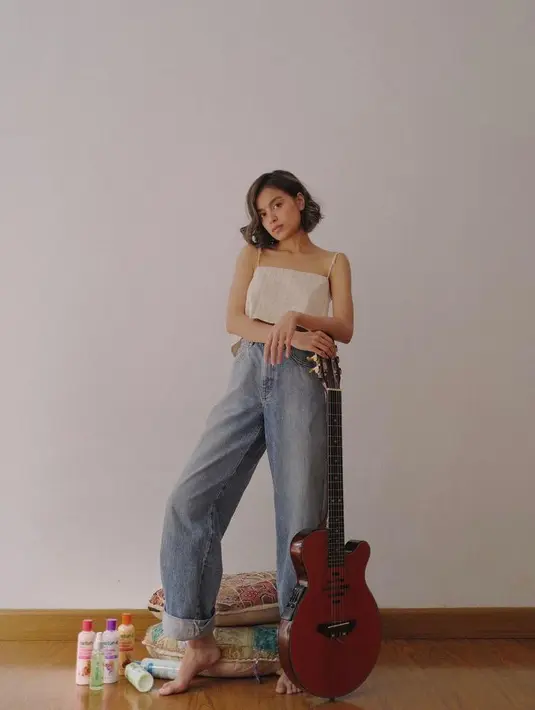 Untuk tampilan kasual yang kece, bisa tiru gaya Eva Celia dengan Square Neck Tank Top dan Boyfriend Jeans. (Instagram/evacelia).