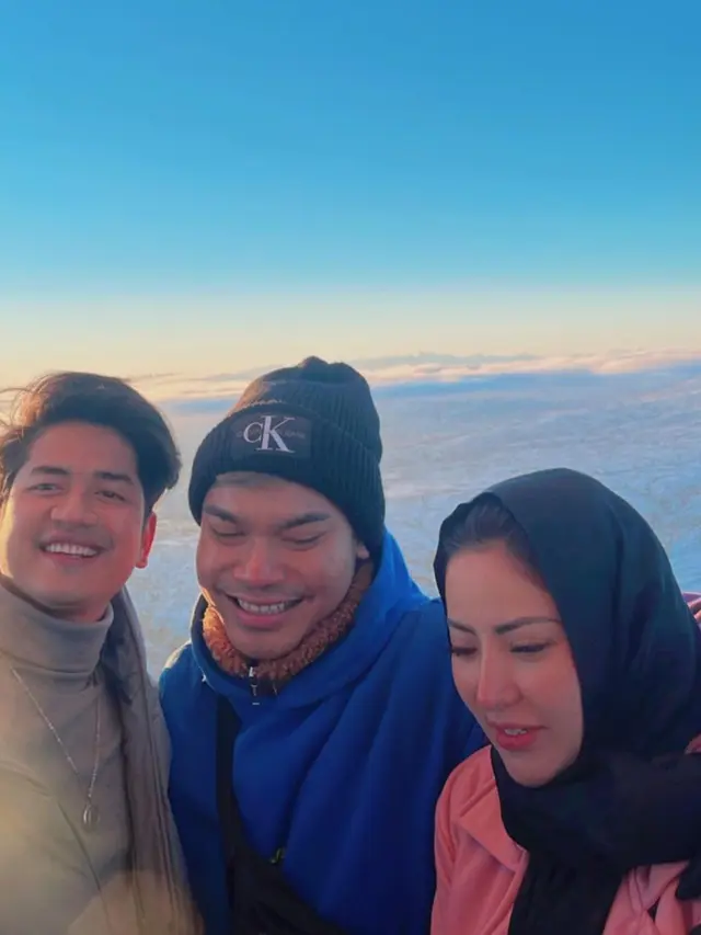6 Potret Liburan Ayu Aulia di Cappadocia Bareng Zikri Daulay, Tampil Berhijab