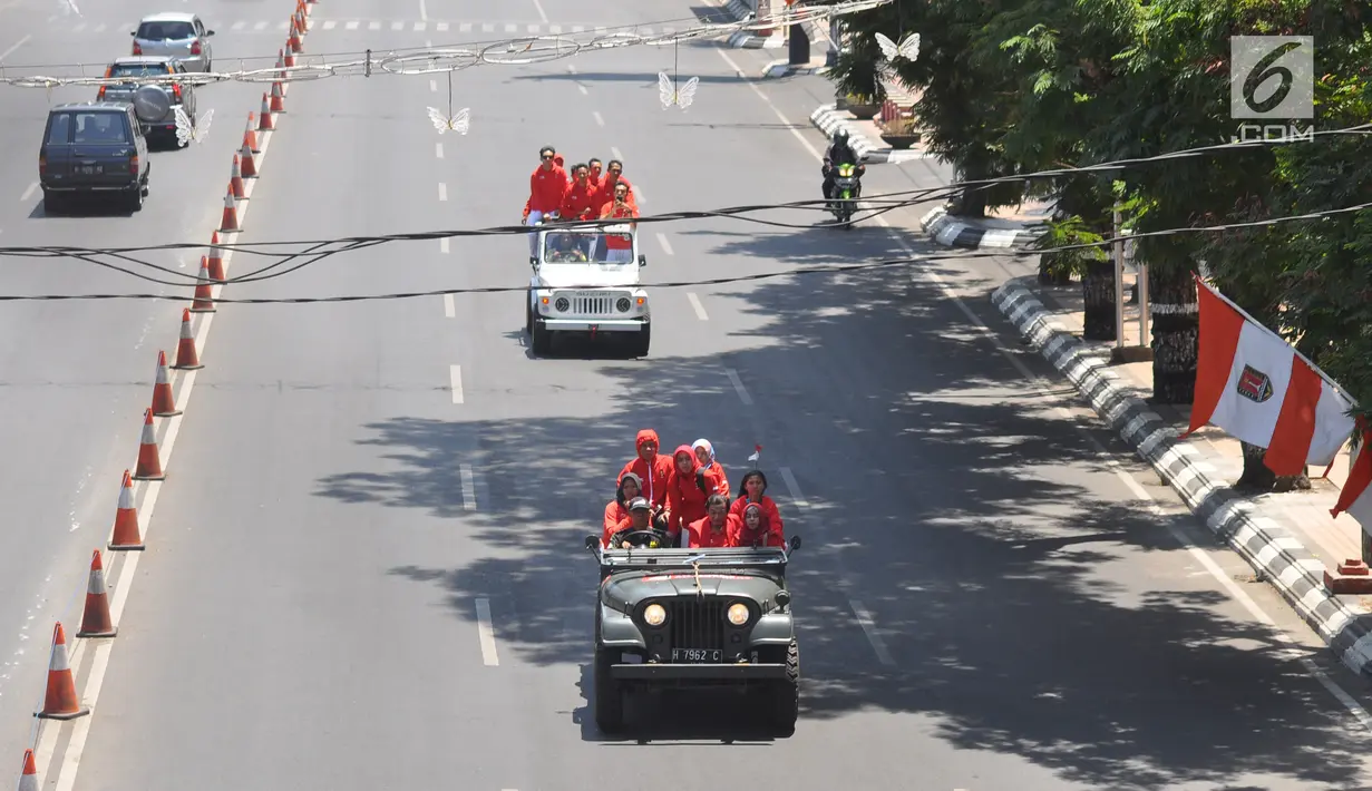 Sejumlah atlet asal Jawa Tengah yang meraih medali Asian Games mengikuti arak-arakan dengan menaiki jip terbuka berkeliling Kota Semarang, Selasa (4/9). Atlet asal Jawa Tengah telah menyumbangkan 17 medali bagi Indonesia. (Liputan6.com/Gholib)