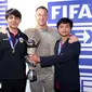 Tim Indonesia yang diwakili Ichsan Rahmat Taufiq sebagai manajer dan Budi Muhamad Manar Hidayat selaku asisten foto bersama legenda Chelsea, John Terry, setelah menjuarai FIFAe World Cup 2024 Football Manager di Liverpool, Inggris. (Dok. FIFAe)