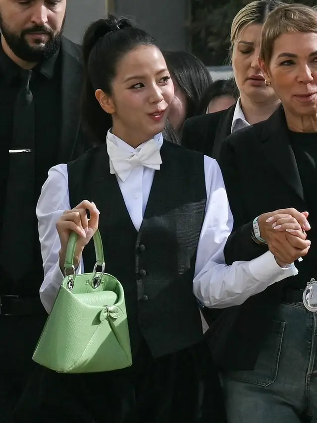 Princess Dior Jisoo BLACKPINK Tampil Dualisme dengan Aksen Serba Pita di Paris Fashion Week