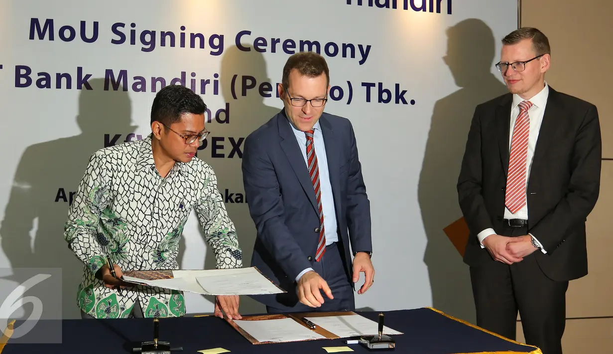 Ki-ka: Direktur Finance & Treasury Bank Mandiri, Pahala N Mansury, Managing Director KfW IPEX-Bank Christian Bevc dan Vice President KfW IPEX-Bank Jens-Oliver Schuenzel saat penandatanganan MoU di Jakarta, Rabu (20/4). (Liputan6.com/Angga Yuniar)