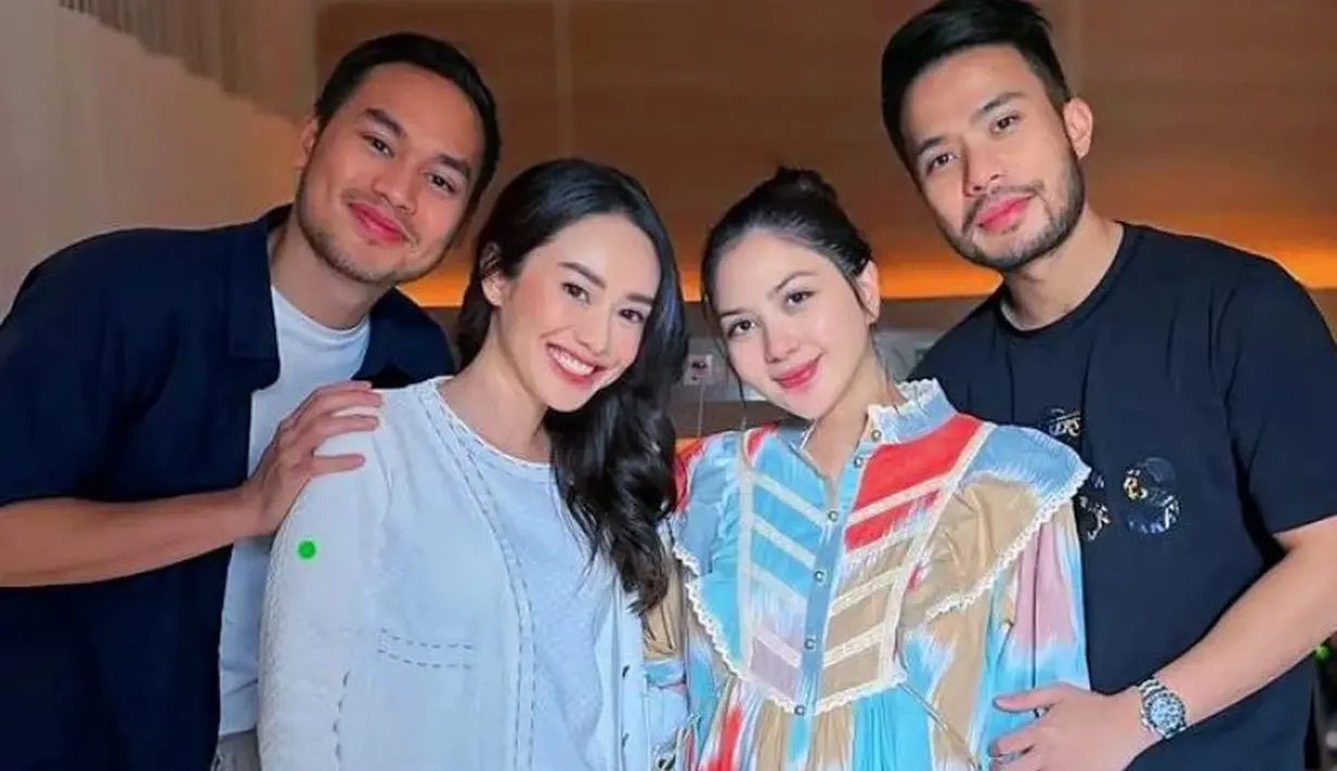 Jessica Mila mengenakan mini dress warna colorful, sedangkan Yakup tampil serba hitam dengan tshirt dan celana panjangnya.  [@jscmila]