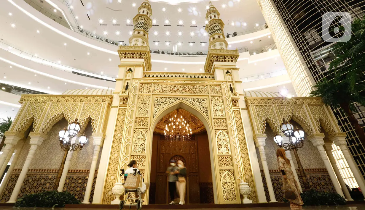 Pengunjung melihat-lihat instalasi Istana Alhambra di Mal Senayan City, Jakarta Pusat, Kamis (15/4/2022). Instalasi megah setinggi 14 meter itu merupakan perwujudan dari tema The Divine Ramadan yang dibuat untuk menyemarakkan bulan puasa. (Liputan6.com/Herman Zakharia)