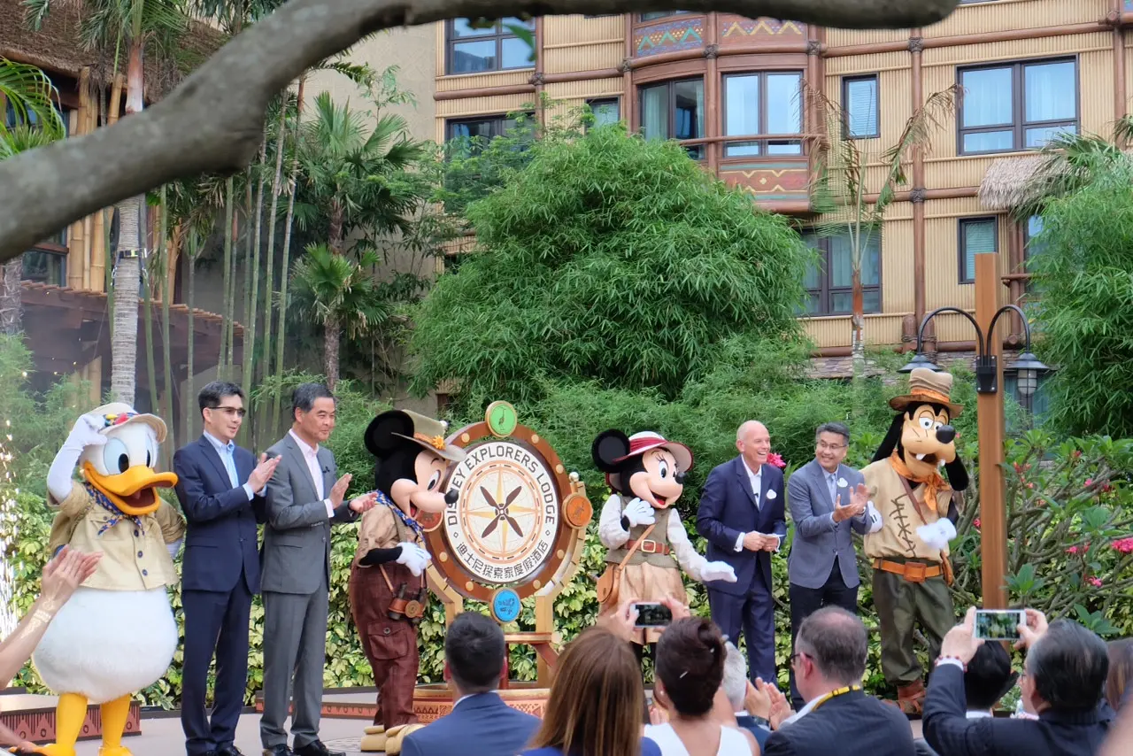 Upacara pembukaan Disney Explorers Lodge oleh Vice Executive of Hong Kong di area pool , Selasa (16/7/2017) (Foto: Liputan6.com/Novi Nadya)