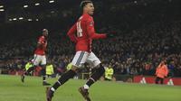 Pemain Manchester United, Jesse Lingard (kanan) buka keunggulan Setan Merah pada menit ke-84 saat melawan Derby County pada laga PIala FA di Old Trafford, Manchester, (5/1/2018). Manchester United menang 2-0. (AFP/Lindsey Parbaby)