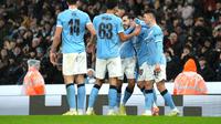 Skuad Manchester City merayakan gol Rayan Cherki dalam laga Carabao Cup versus Brentford, Kamis (18/12/2025). (AP Photo/Jon Super)