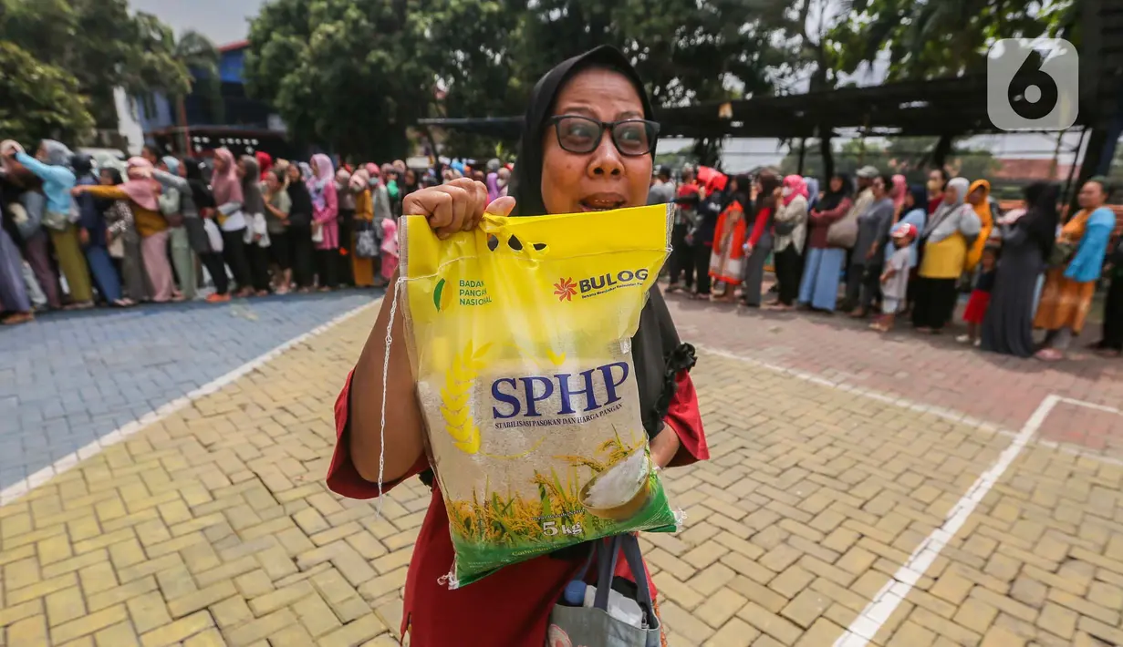 Warga membawa beras Stabilisasi Pasokan dan Harga Pangan (SPHP) usai membeli digelaran Gerakan Pangan Murah di Pinang, Kota Tangerang, Banten, Selasa (20/2/2024). (Liputan6.com/Angga Yuniar)