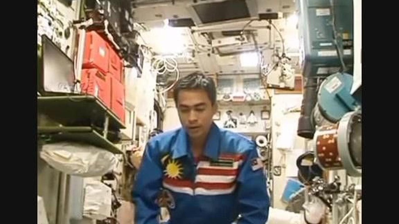 Khusyuknya Astronot Ini Salat di Luar Angkasa