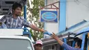 Manny Pacquiao memberikan baju ke pendukungnya selama kampanye di kota Calamba, Provinsi Laguna, selatan Manila (28/4). Manny Pacquiao menjadi salah satu politisi Filipina yang paling kuat di negaranya. (AFP PHOTO/TED aljibe)