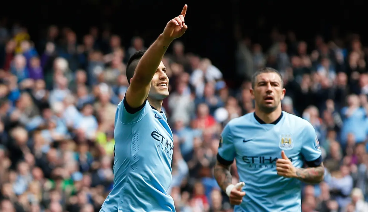 Penyerang Manchester City, Sergio Aguero (kiri) melakukan selebrasi bersama bek Aleksandar Kolarov usai mencetak gol saat Laga Liga Premier Inggris di Etihad Stadium, Minggu (10/5/2015). Manchester City menang 6-0 atas QPR. (Reuters/Andrew Yates)