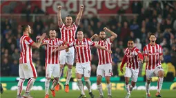 Stoke City merayakan kemenangan atas Chelsea 5-4, lewat penalty  di Stadion Britania, Inggris, Rabu (28/10/2015) dini hari.  (Reuters / Alex Morton)