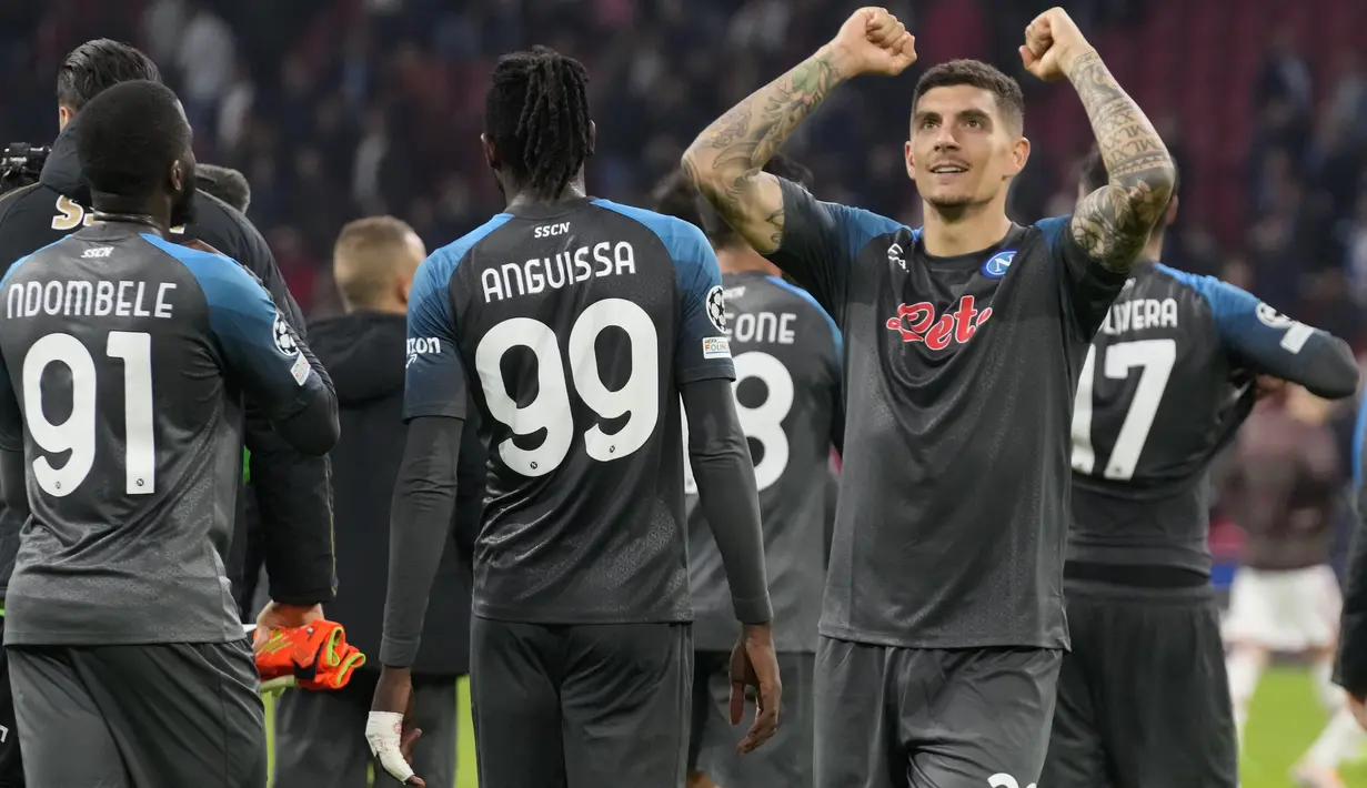 Napoli menunjukkan performa yang luar biasa saat berjumpa Ajax Amsterdam pada matchday ketiga Grup A Liga Champions 2022/2023. Walau berstatus tim tamu, Napoli menang dengan skor telak yakni 6-1. (AP Photo/Peter Dejong)