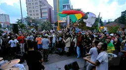 Para penonton antusias melihat konser 'MUSIK INDONESIA ASYIK TANPA INTRIK' dengan tema "AKULAH SEJARAH" bersama musisi-musisi reggae, Jakarta, Selasa (10/3/2015). (Liputan6.com/Faisal R Syam)